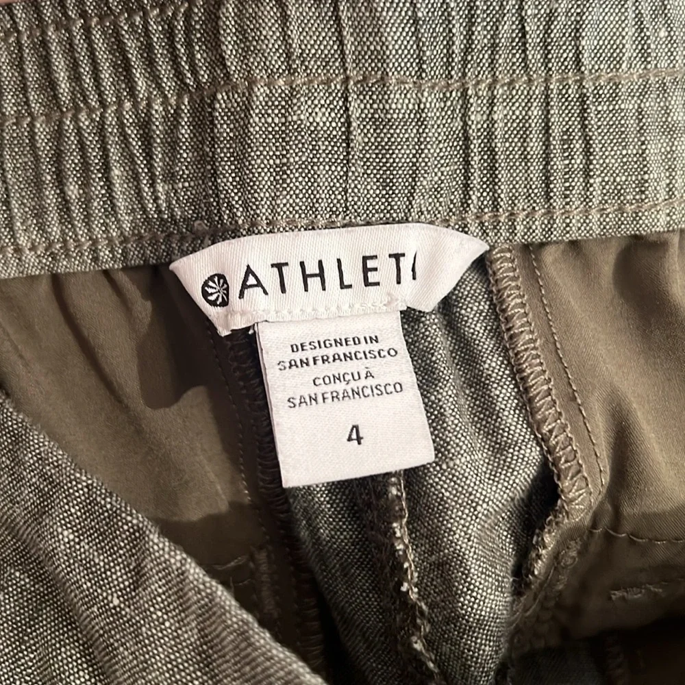 Athleta Voyager Linen Shorts in Green, size 4